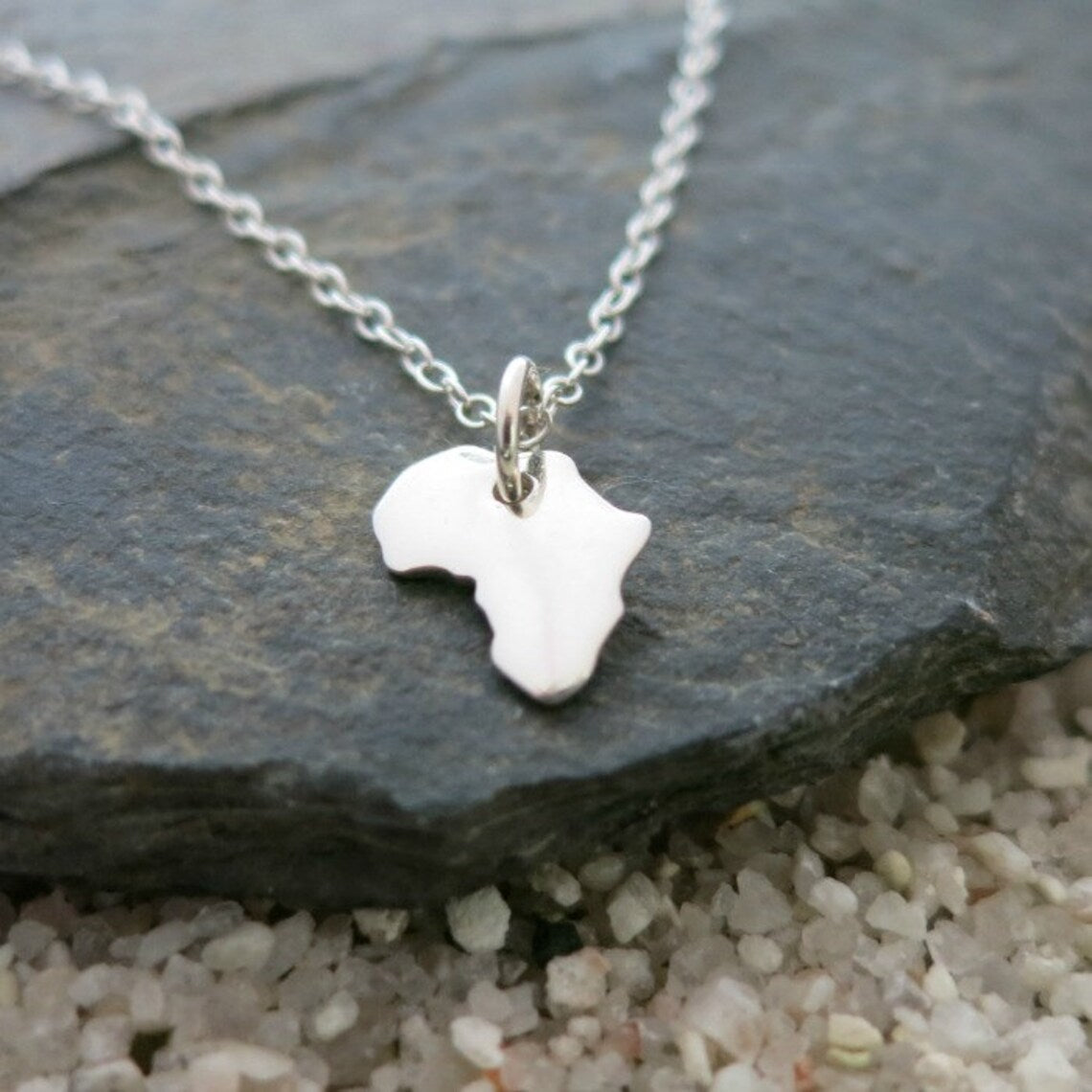 Mini Collier Afrique – Pendentif Continent en Argent Sterling sur Chaîne de 40 cm