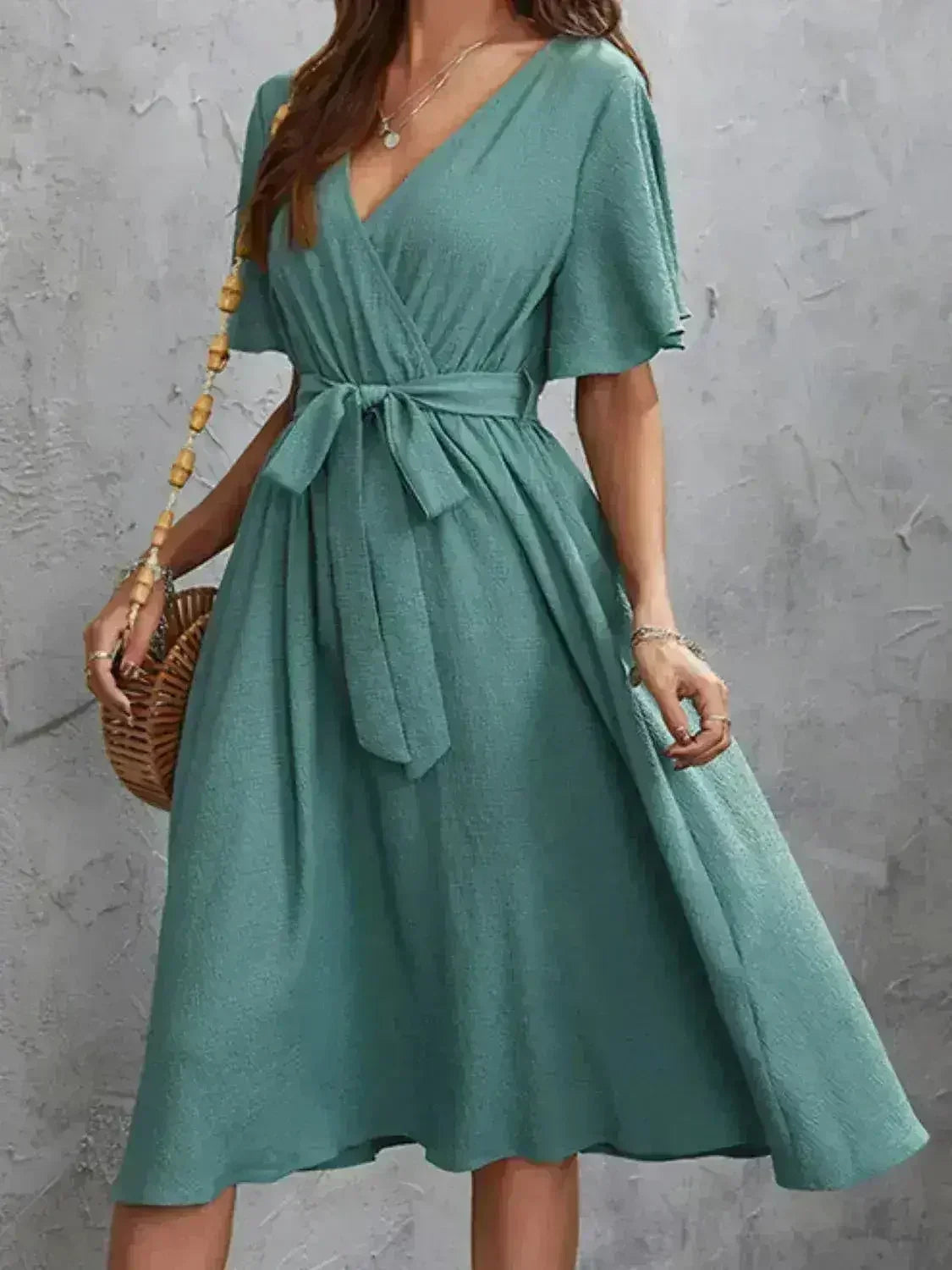 Robe midi à manches flottantes et nouées aux poignets – Femstylo