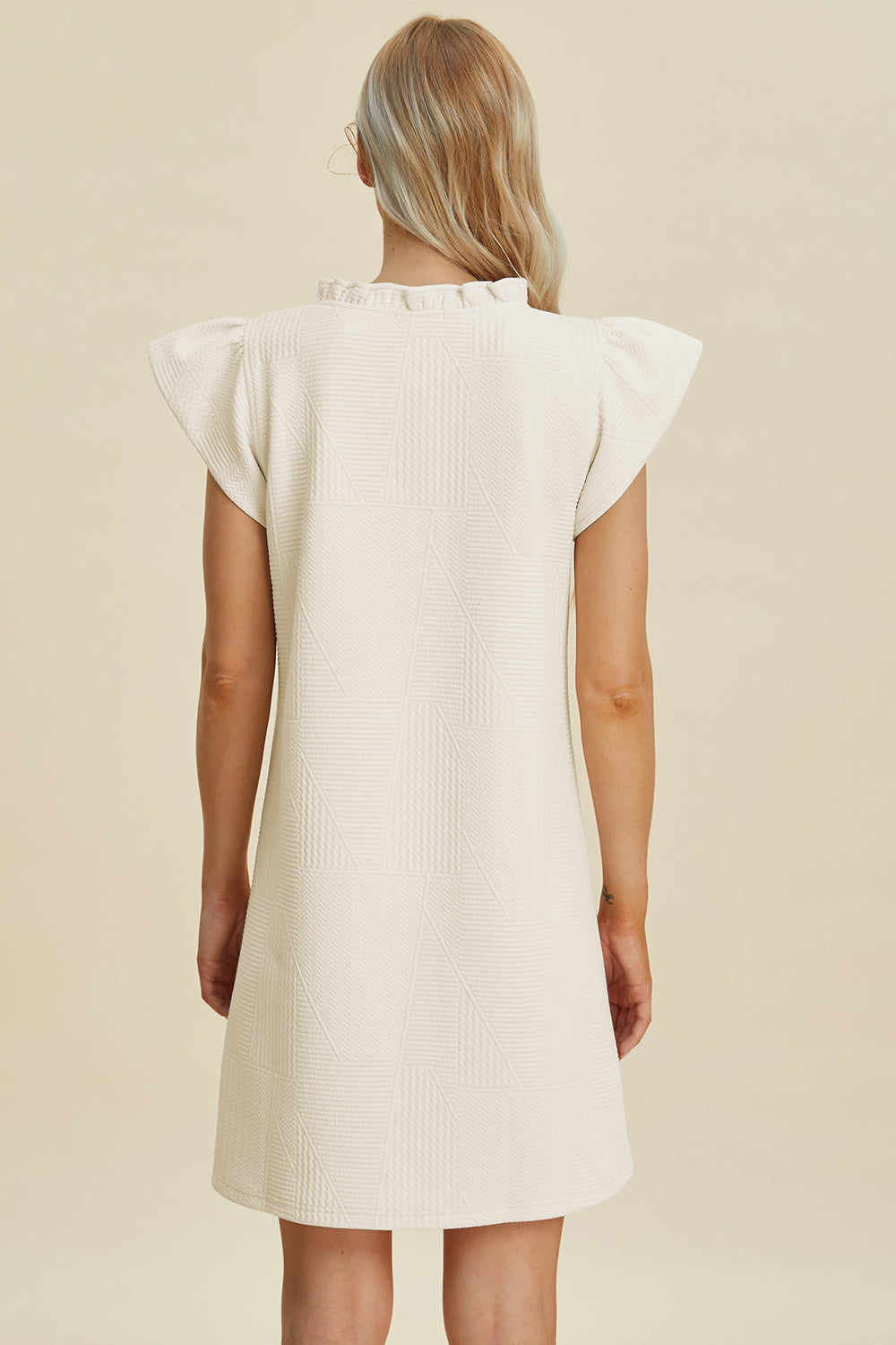 Robe à volants en V à manches courtes grande taille Double Take – Robe à col en V à volants, Robe à manches courtes, Robe élégante à volants, Robe flatteuse à col en V, Robe grande taille élégante, Robe confortable à volants, Robe chic à manches courtes