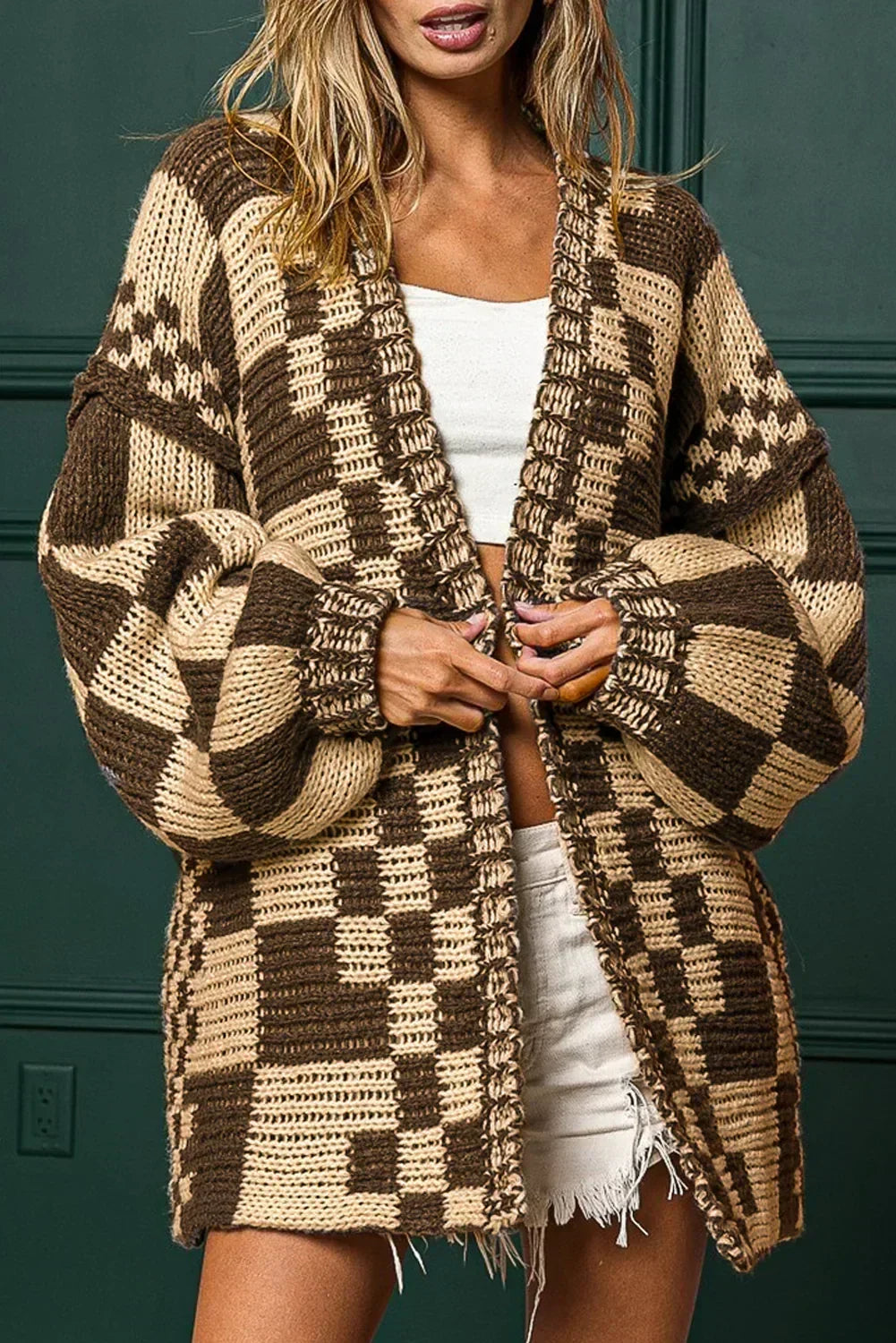Cardigan en maille à carreaux color block taupe et ouvert sur le devant