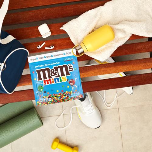 M&M's Minis Mélange de bonbons au chocolat au lait, Format familial, Sachet refermable de bonbons au chocolat en vrac de 479 g