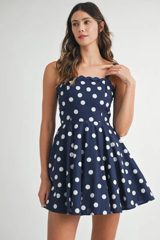 Mini-robe à pois avec bretelles festonnées pour femmes - Design ludique à pois, garniture festonnée unique, mini-robe fluide et chic pour les événements décontractés ou estivaux