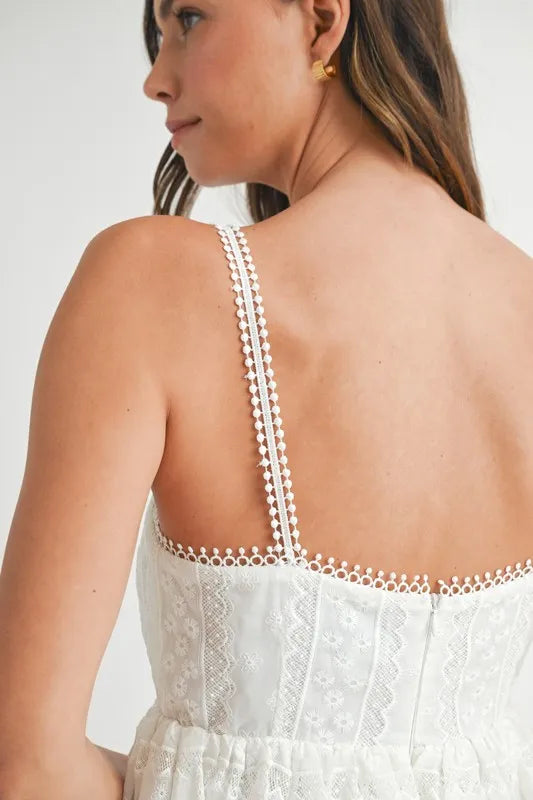 Robe Courte Camisole Babydoll en Dentelle Broderie Anglaise – Robe Féminine en Dentelle Broderie Anglaise, Volante, Silhouette Babydoll Bohème, Robe d'Été Légère, Robe Décontractée pour une Sortie en Journée