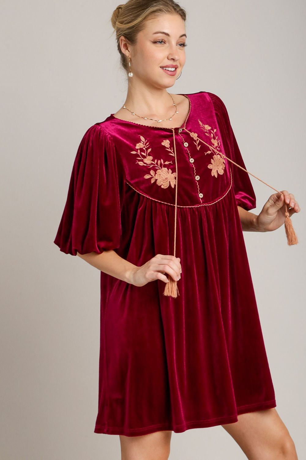 Robe courte en velours brodé à manches courtes et pampilles pour femme – Robe luxueuse en velours, robe courte brodée à pampilles, robe de soirée élégante