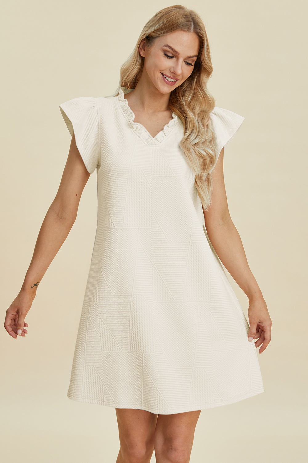 Robe à volants en V à manches courtes grande taille Double Take – Robe à col en V à volants, Robe à manches courtes, Robe élégante à volants, Robe flatteuse à col en V, Robe grande taille élégante, Robe confortable à volants, Robe chic à manches courtes