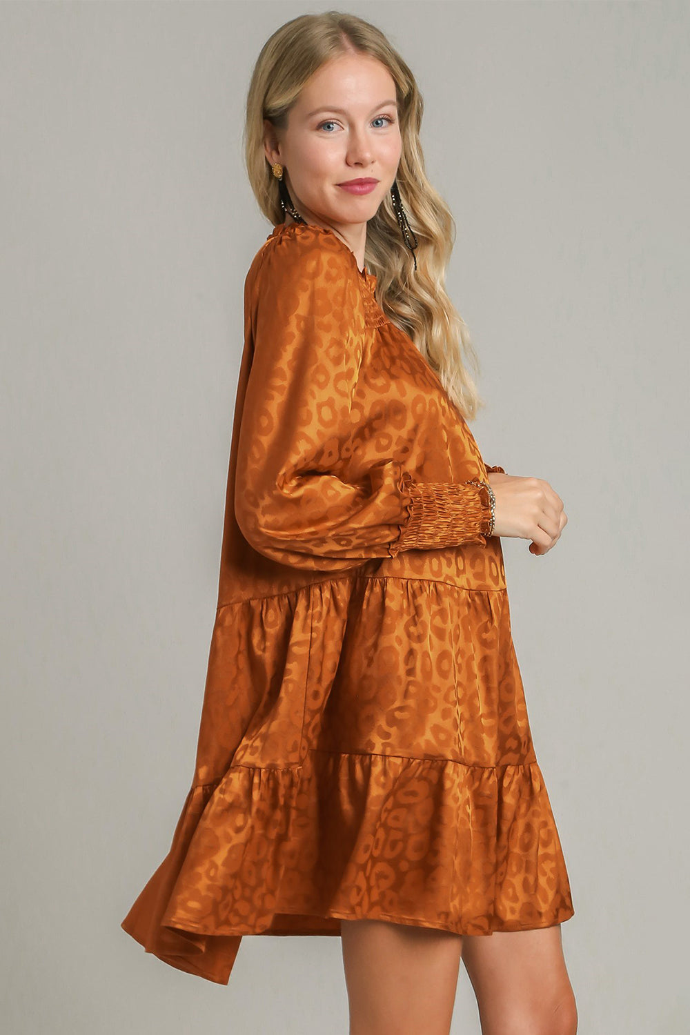 Robe longue étagée à smocks et imprimé léopard – Corsage smocké, Imprimé léopard audacieux, Conception étagée, Détails à volants, Robe chic pour les occasions décontractées et semi-formelles