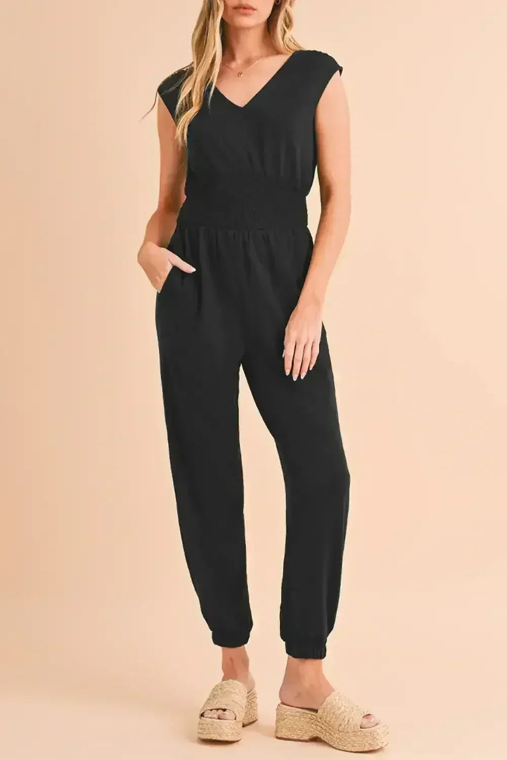 Combinaison noire froncée taille haute sans manches col en V