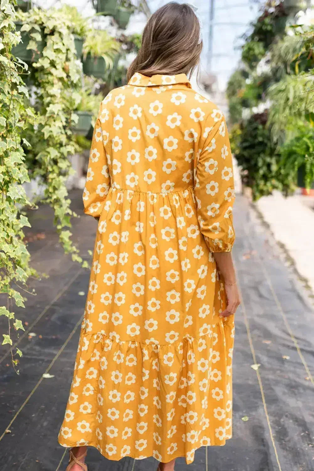 Robe longue à col, imprimé floral jaune, manches bracelet et boutons