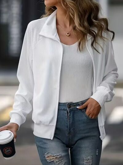 Veste décontractée blanche zippée à col, manches raglan, confortable et polyvalente pour femme.
