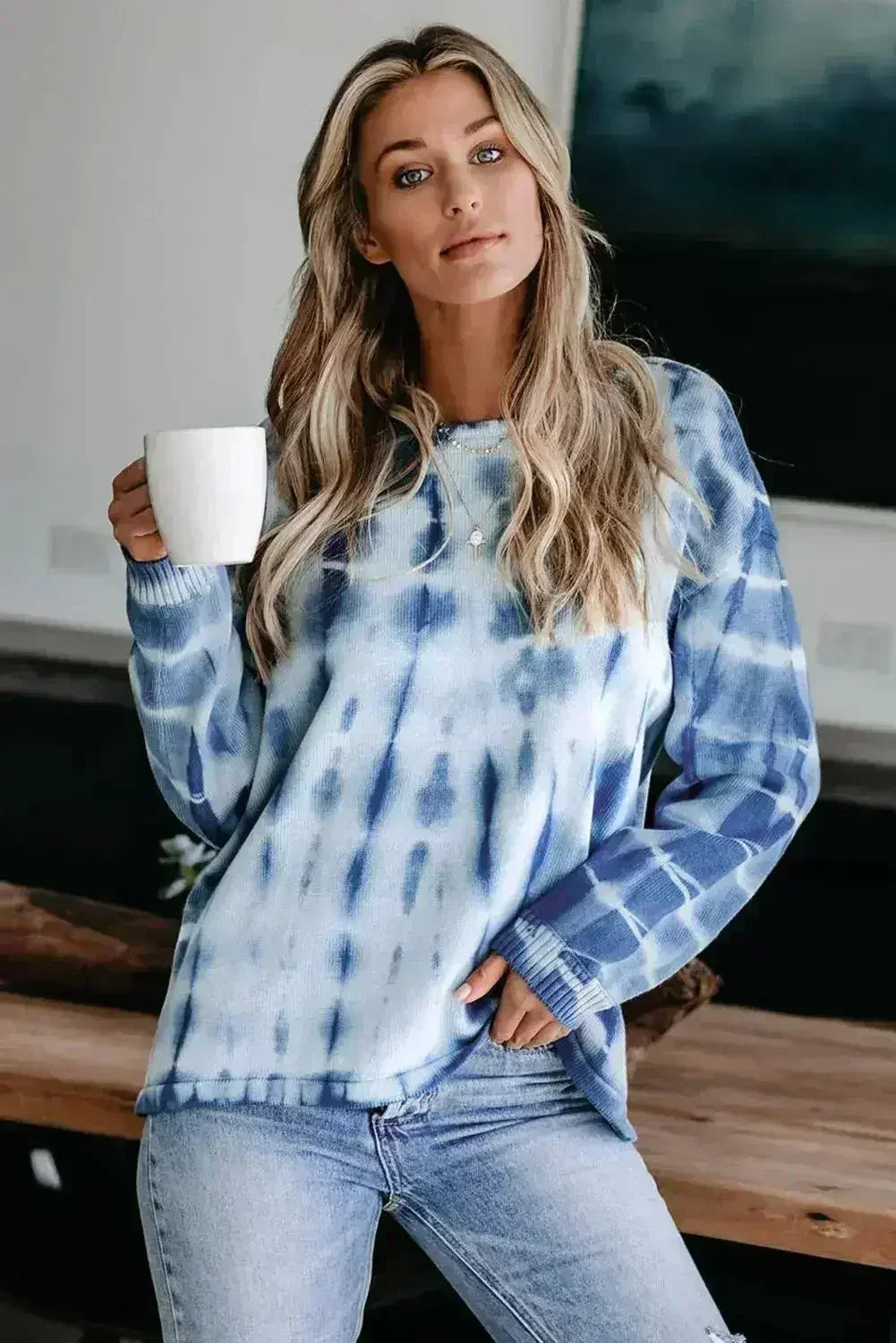 Pull en maille tie-dye bleu et blanc