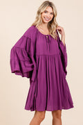 Robe à col noué volanté et manches cloche pour femme – Élégante, chic et féminine, avec des volants ludiques et des manches cloche