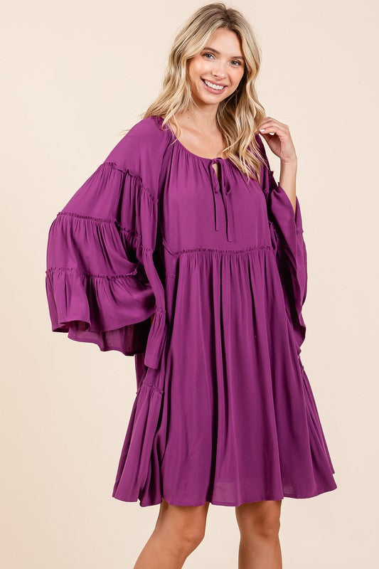 Robe à col noué volanté et manches cloche pour femme – Élégante, chic et féminine, avec des volants ludiques et des manches cloche