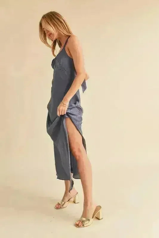 Robe longue à fines bretelles Aemi + Co avec découpe au dos, fente latérale et fronces