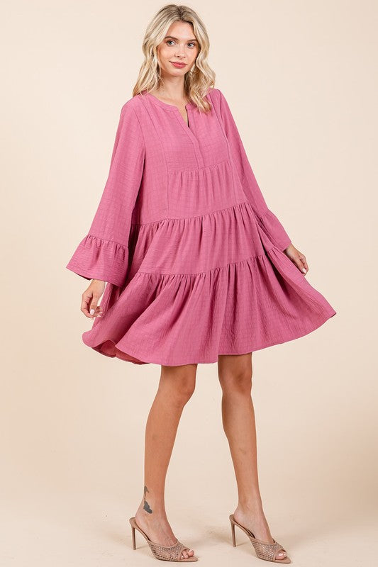 Robe évasée à encoches étagées – Une robe fluide, espiègle et élégante avec des volants et des manches évasées très tendance