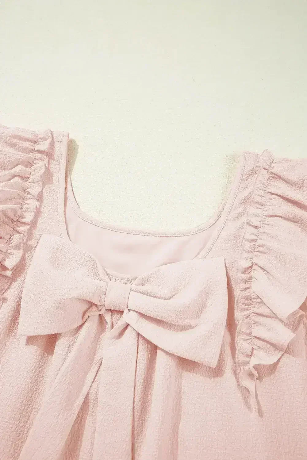 Robe Courte Rose Clair Texturée à Manches Volantes, Col Carré et Nœud au Dos