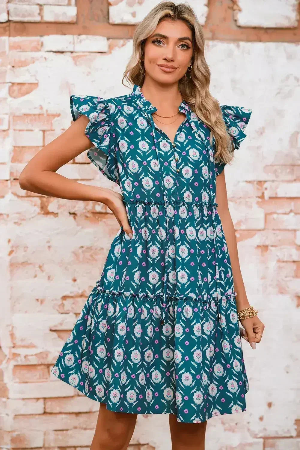 Robe bleue à imprimé floral rétro, col fendu et manches courtes à volants