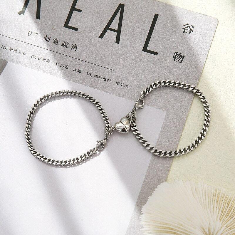 Lot de 2 bracelets magnétiques en acier inoxydable avec chaîne en acier inoxydable pour couple, homme et femme, couleur argent et or, cœurs magnétiques qui s'attirent mutuellement