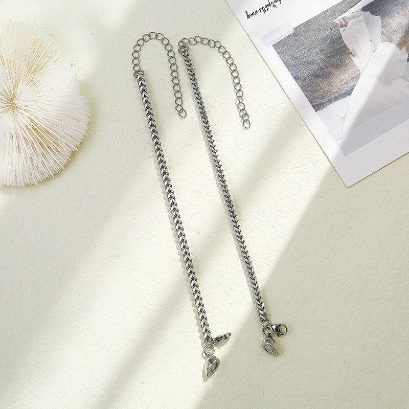 Lot de 2 bracelets magnétiques en acier inoxydable avec chaîne en acier inoxydable pour couple, homme et femme, couleur argent et or, cœurs magnétiques qui s'attirent mutuellement