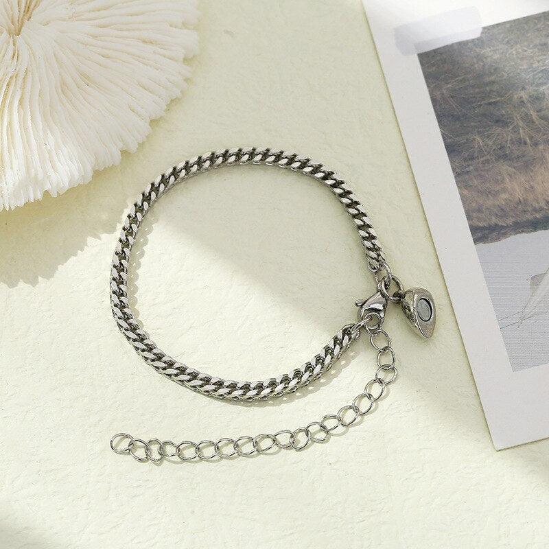 Lot de 2 bracelets magnétiques en acier inoxydable avec chaîne en acier inoxydable pour couple, homme et femme, couleur argent et or, cœurs magnétiques qui s'attirent mutuellement