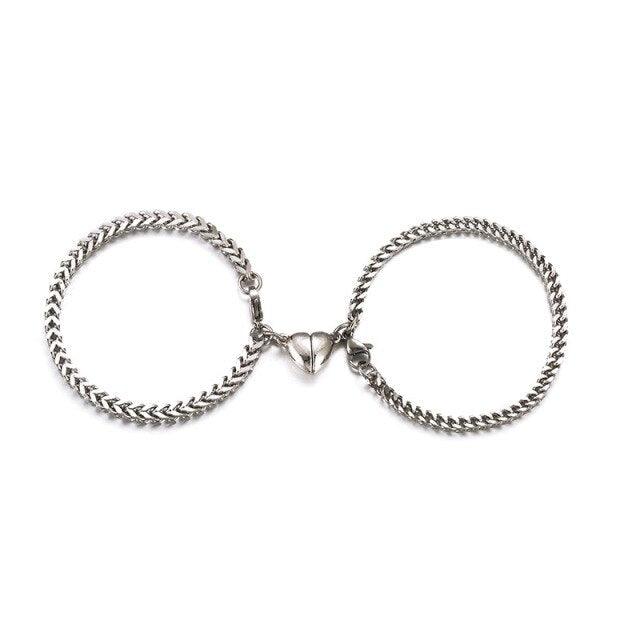 Lot de 2 bracelets magnétiques en acier inoxydable avec chaîne en acier inoxydable pour couple, homme et femme, couleur argent et or, cœurs magnétiques qui s'attirent mutuellement