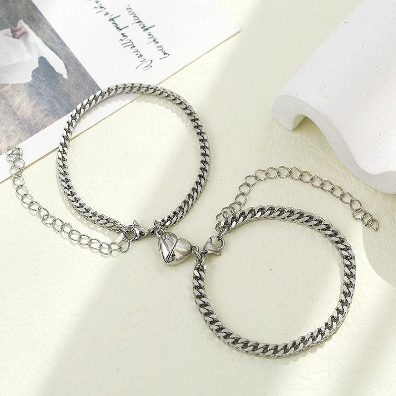 Lot de 2 bracelets magnétiques en acier inoxydable avec chaîne en acier inoxydable pour couple, homme et femme, couleur argent et or, cœurs magnétiques qui s'attirent mutuellement