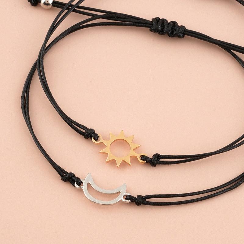 Lot de 2 bracelets de couple minimalistes avec pendentif soleil et lune, carte cadeau bijoux d'amour, bracelets en corde tressée réglables, bracelets de promesse d'amitié assortis pour meilleurs amis et couples