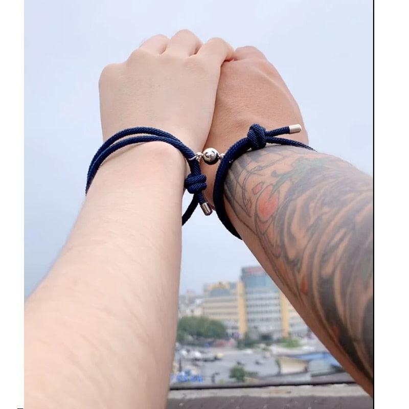 Lot de 2 bracelets magnétiques en alliage pour couple, avec boule d'attraction créative en acier inoxydable, bracelets d'amitié, promesses d'amour éternel, cadeaux de bijoux pour petit ami, petite amie, meilleur(e) ami(e)