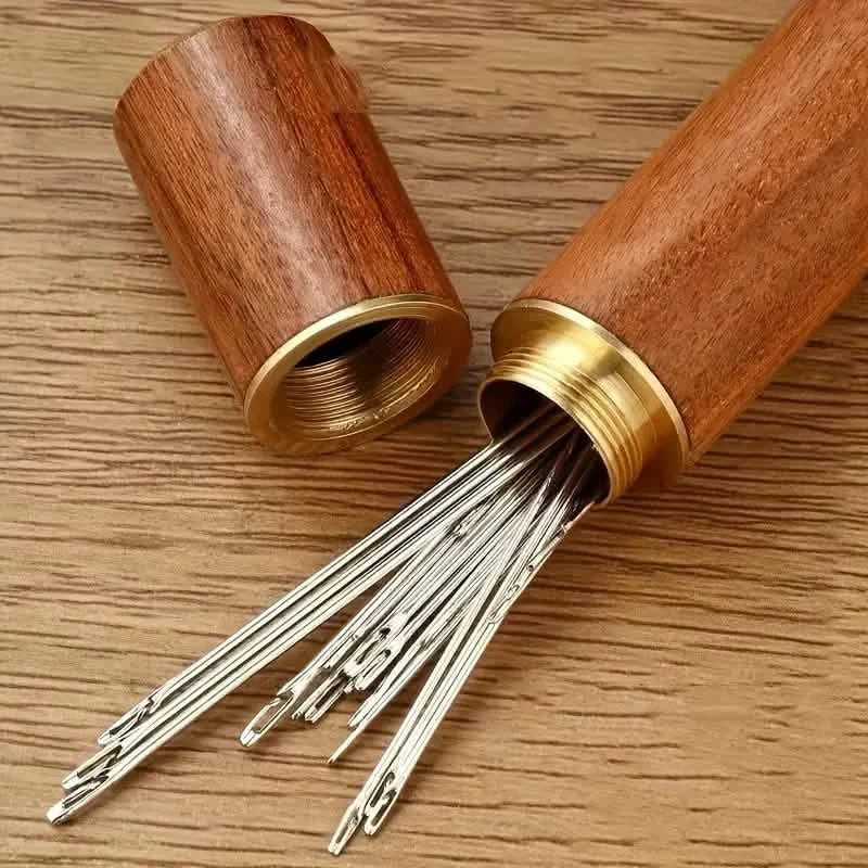 30 aiguilles autoenfileuses de tailles variées avec tube de rangement en bois