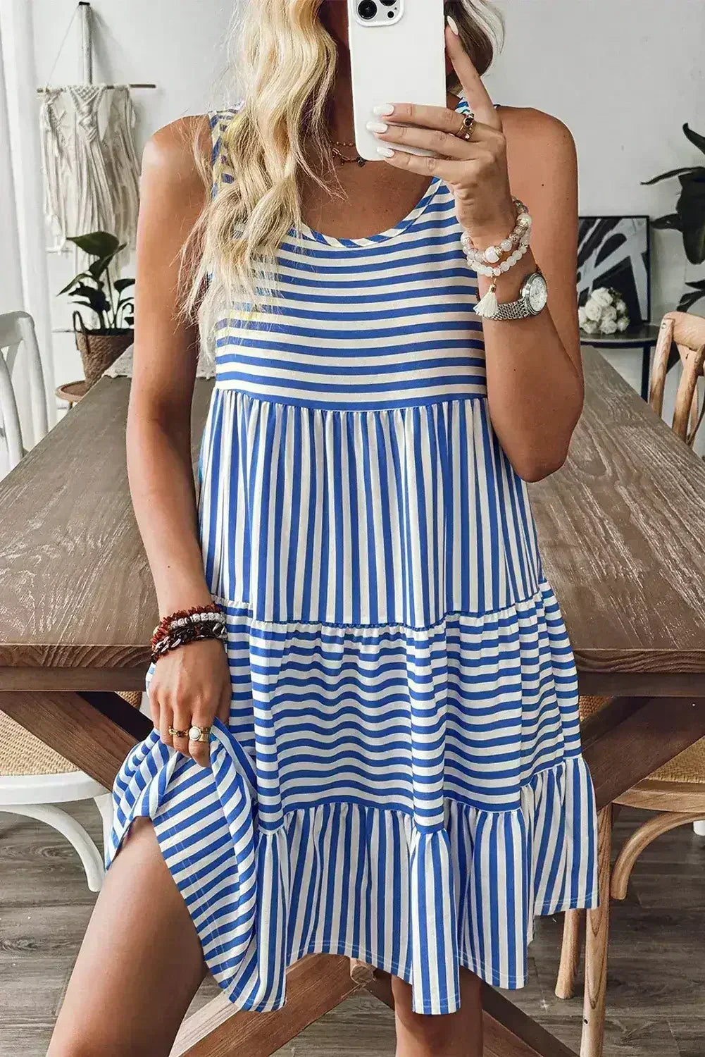 Mini-robe ample sans manches à col en U et rayures noires