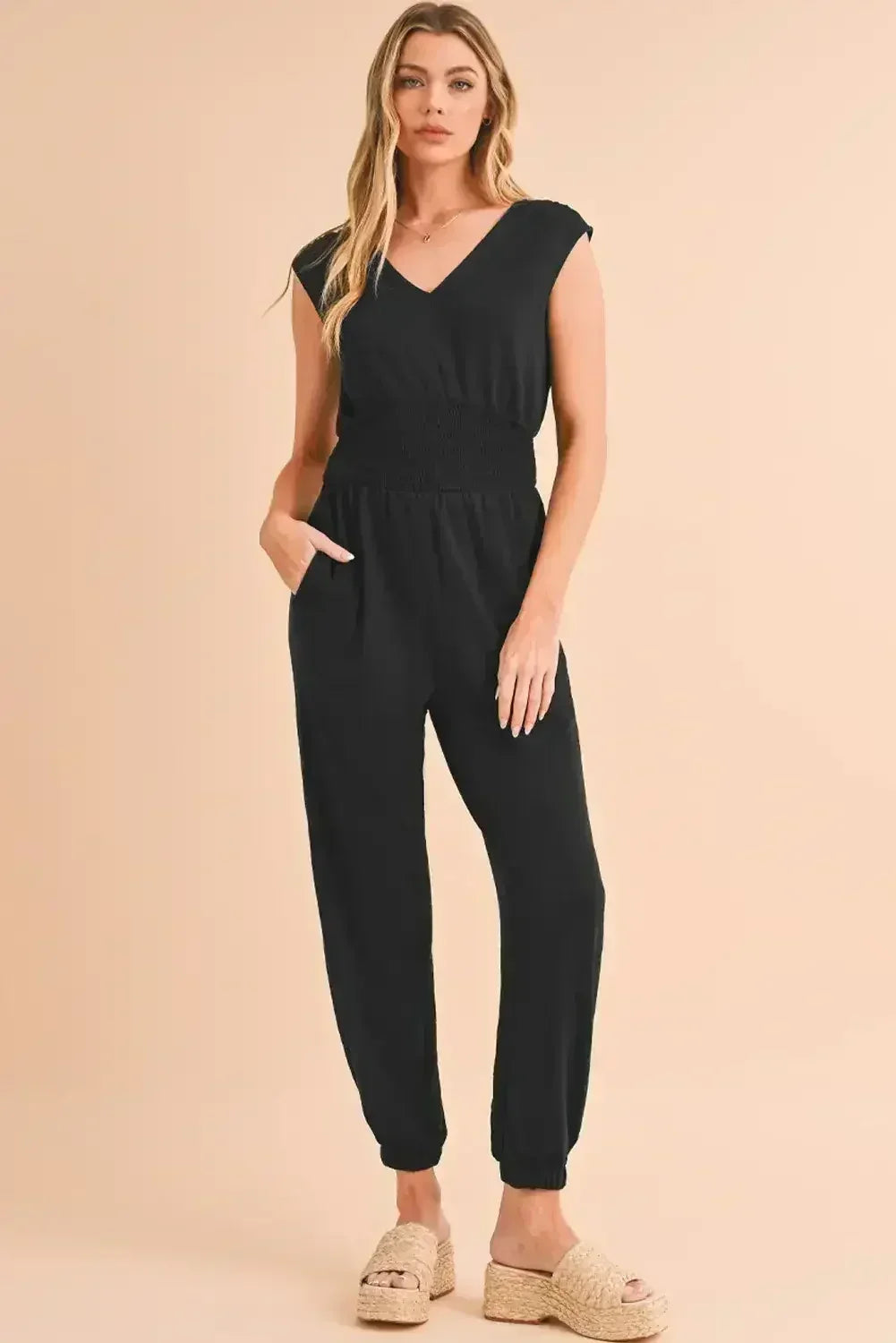 Combinaison noire froncée taille haute sans manches col en V