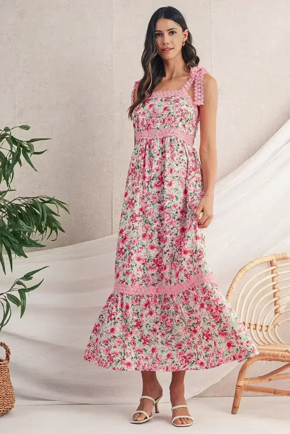 Robe longue vert floral en dentelle à fines bretelles et taille empire