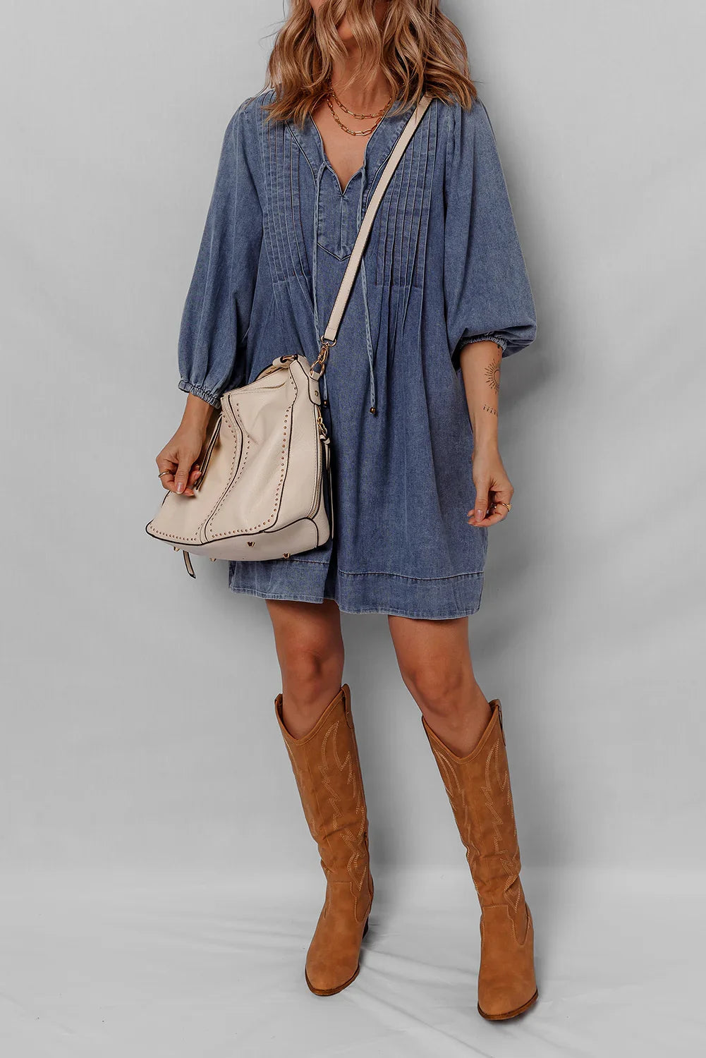 Robe courte en jean plissée à col en V et manches 3/4 bleu marine