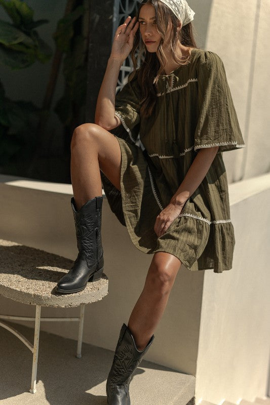 Robe étagée à demi-manches et col à nouer avec pompons et liseré contrastant – Détails bohèmes à pompons, liseré contrastant et design étagé pour un look fluide et féminin