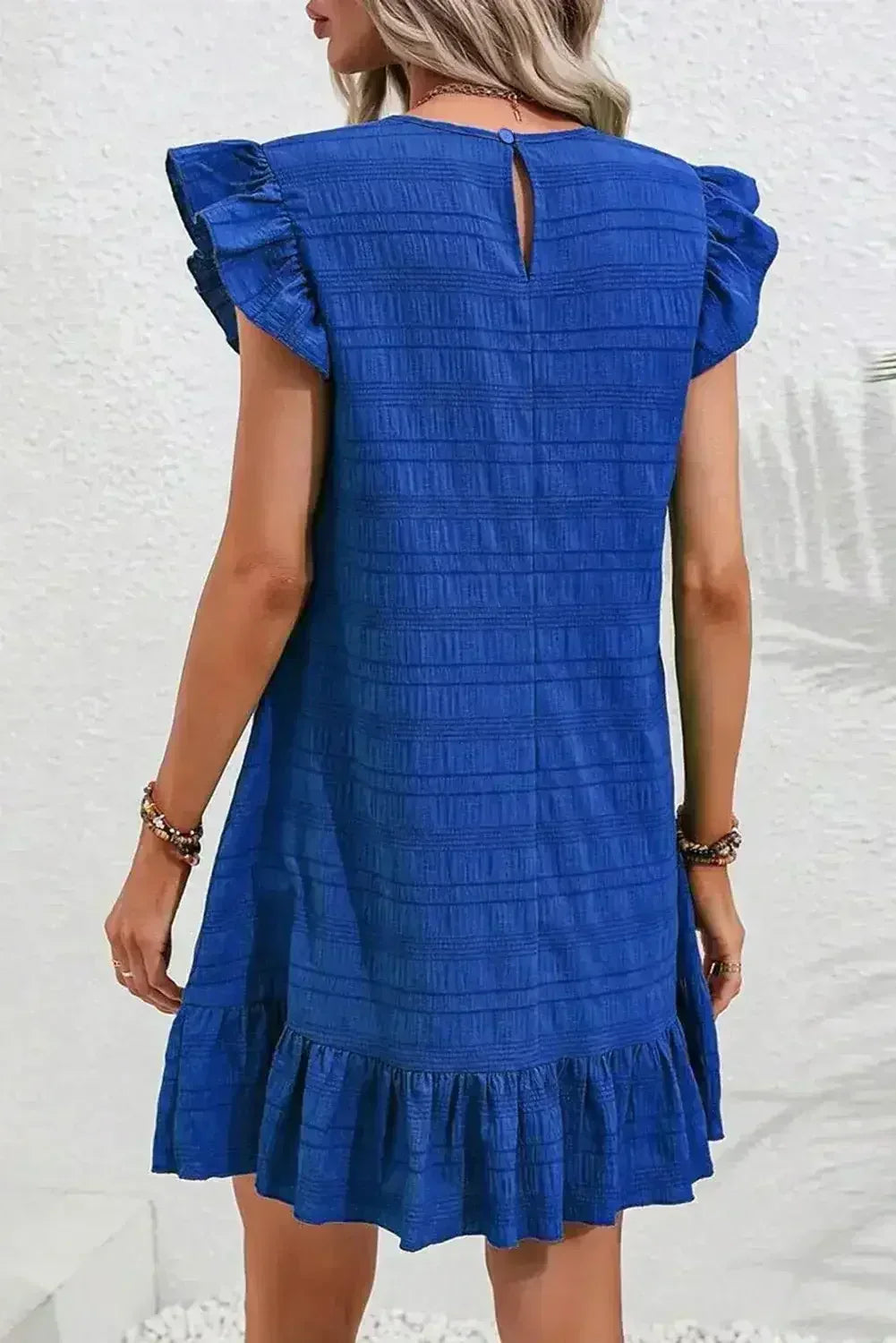 Robe courte volantée bleu foncé texturée à manches flottantes