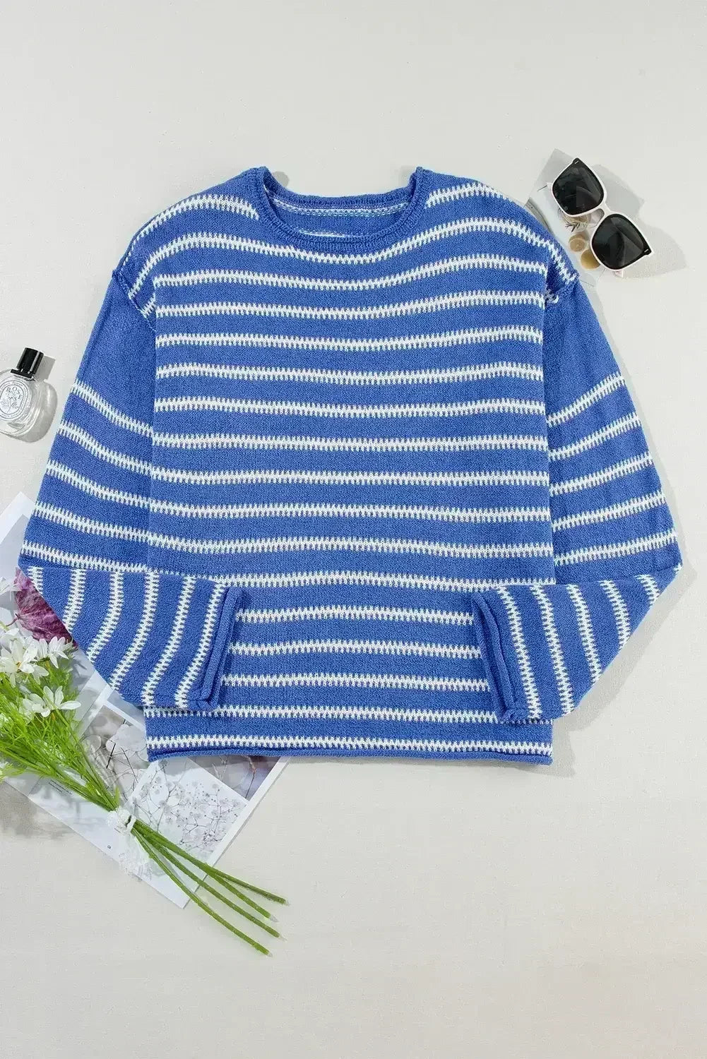 Pull décontracté à rayures marron, col rond et épaules tombantes