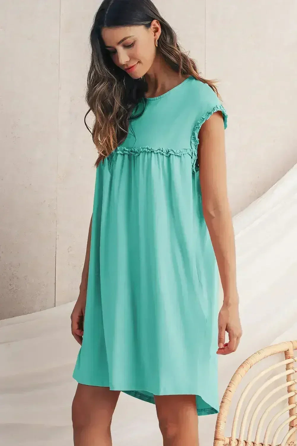 Mini-robe ample col rond à volants couleur avoine