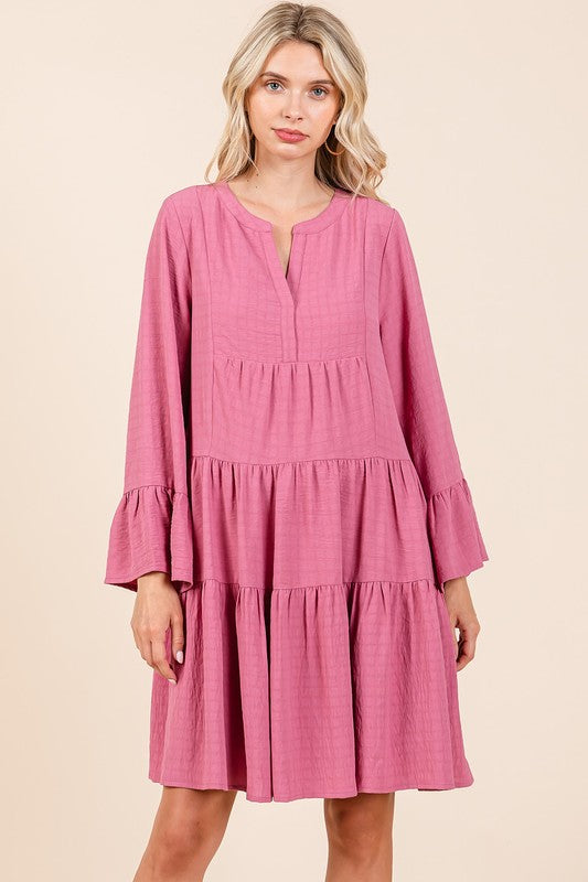 Robe évasée à encoches étagées – Une robe fluide, espiègle et élégante avec des volants et des manches évasées très tendance
