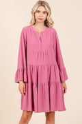 Robe évasée à encoches étagées – Une robe fluide, espiègle et élégante avec des volants et des manches évasées très tendance