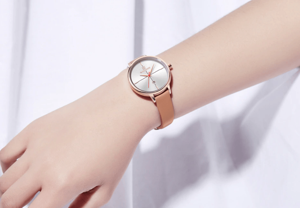 Montre de Luxe Femme avec Bracelets en Cuir Boîtier en Acier Brillant Verre Anti-rayures Design Unique Cadeau Parfait