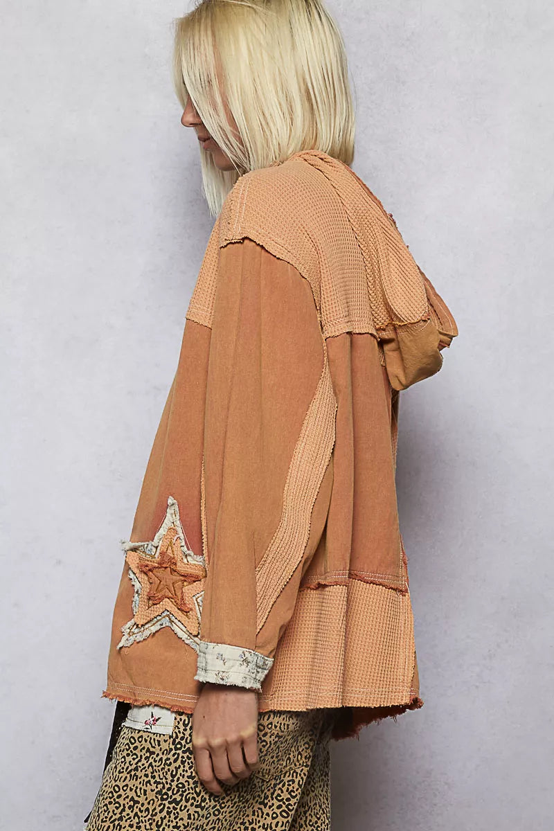 Veste à capuche boutonnée POL avec motif d'étoiles