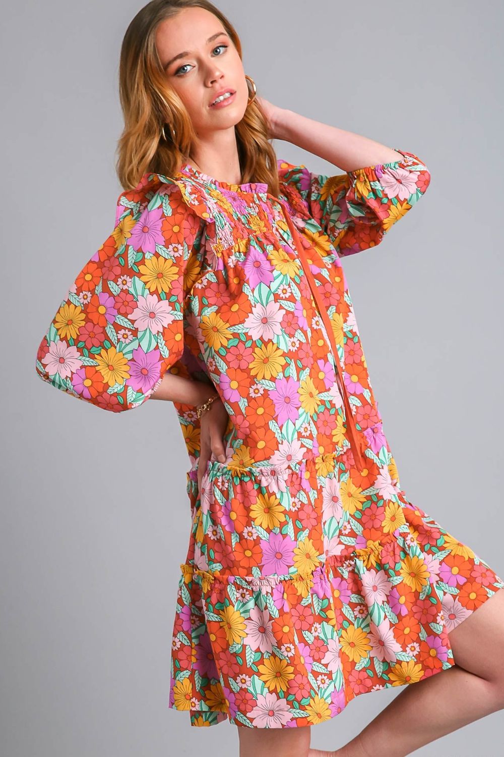 Robe longue étagée à imprimé floral et volants avec nœud au col pour femme – Robe longue étagée fluide et fleurie avec élégant nœud au col et détails à volants