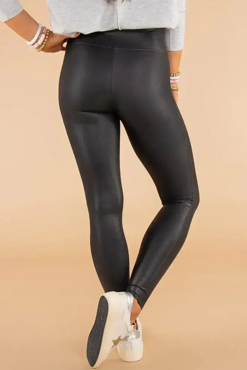 Legging noir taille haute en cuir élégant avec passepoil