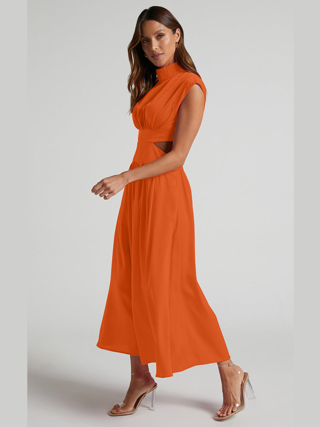 Robe élégante sans manches froncée à col montant et découpes modernes pour femme