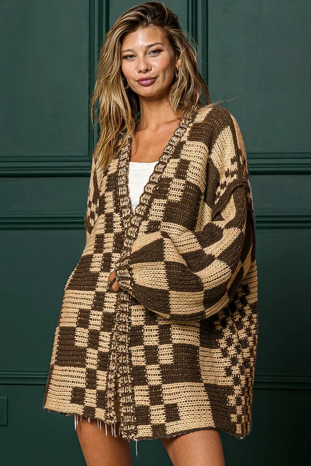 Cardigan en maille à carreaux color block taupe et ouvert sur le devant