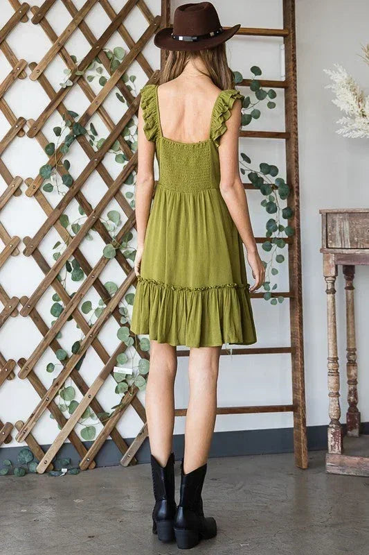 Robe sans manches à volants et taille froncée