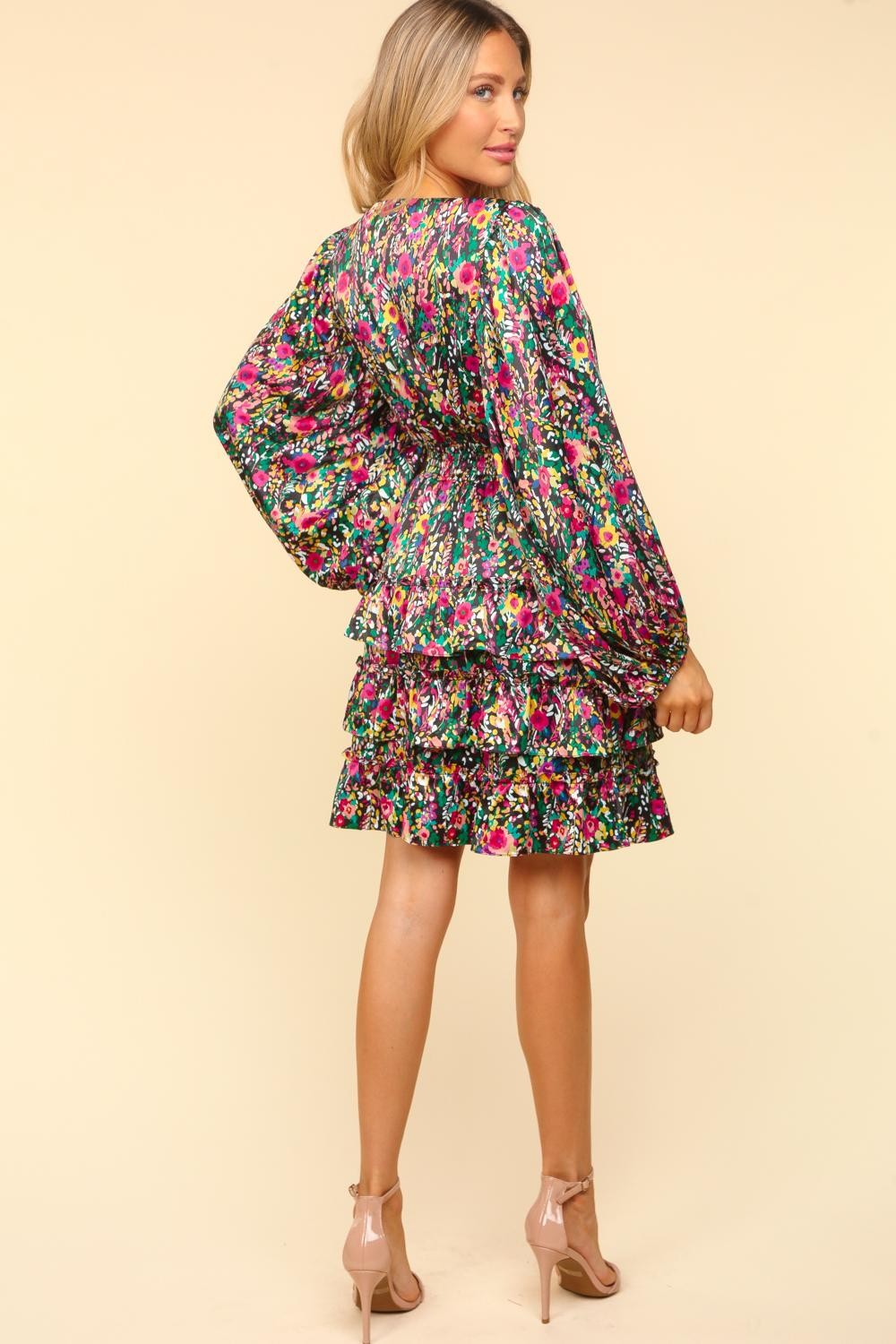 Robe satinée florale superposée à col en V – Robe florale en satin, Robe superposée à col en V, Robe florale élégante, Robe fluide en satin, Robe de soirée d'été
