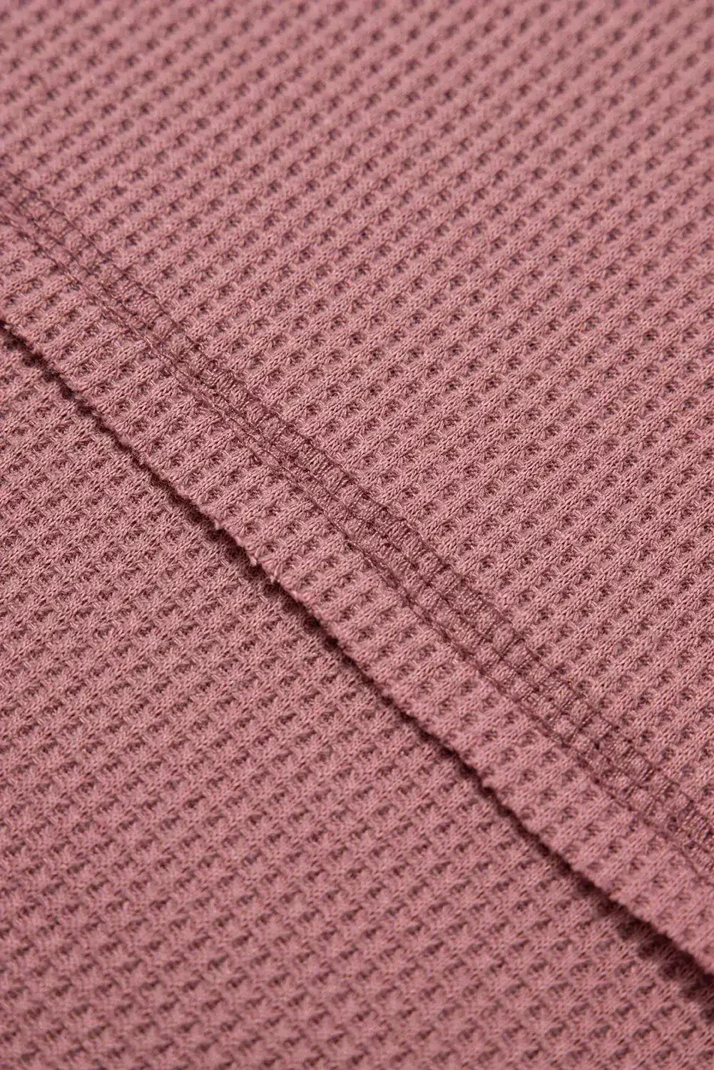 Haut texturé gaufré bleu à col en V avec manches tombantes et coutures apparentes