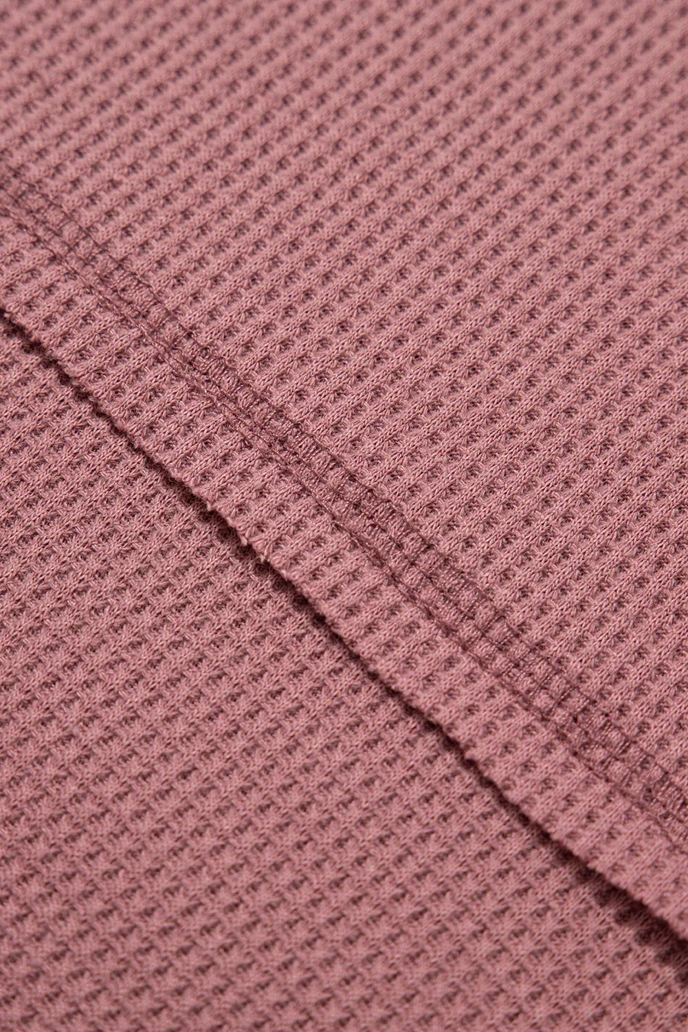 Haut texturé gaufré bleu à col en V avec manches tombantes et coutures apparentes