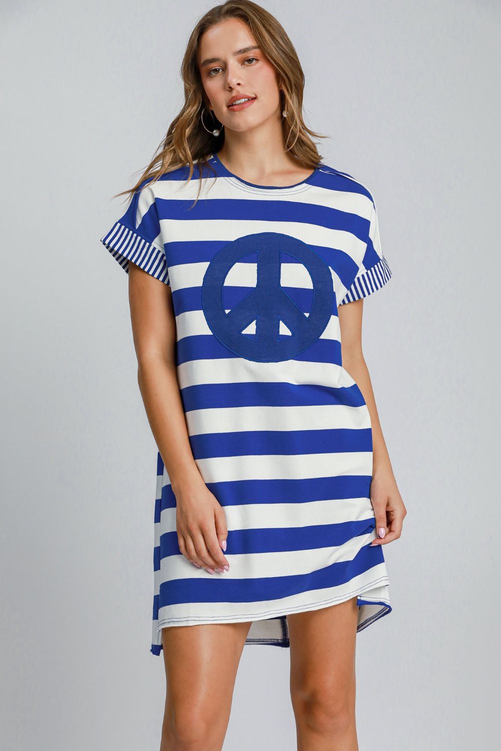 Robe courte rayée à manches courtes et application « Peace » – Détail amusant en forme de signe « Peace », motif rayé, conception asymétrique pour un look tendance et polyvalent