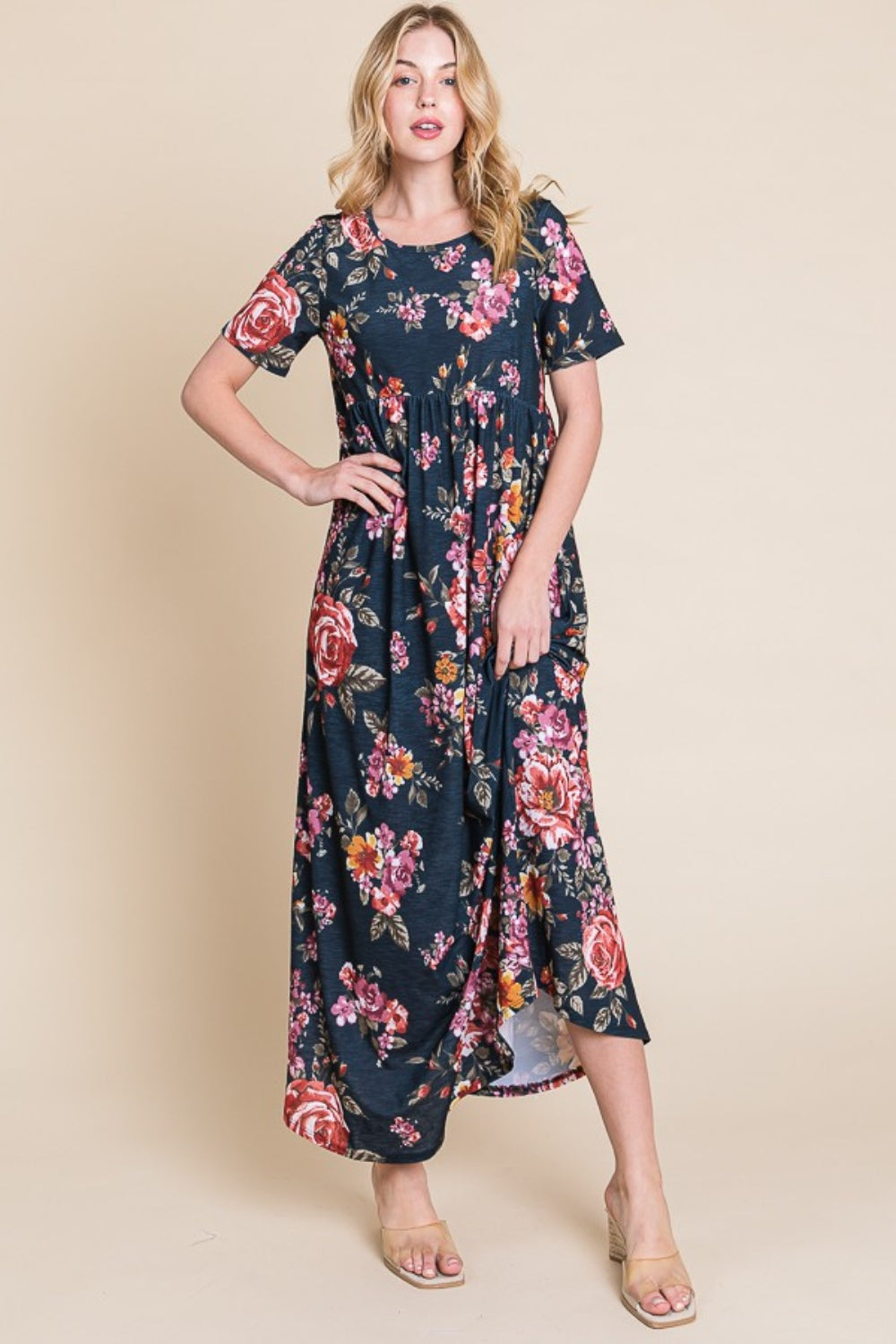Robe longue florale à manches courtes – Robe longue élégante, Robe longue florale à manches courtes, Robe longue froncée, Robe à silhouette fluide, Robe d'été confortable, Robe flatteuse pour diverses occasions, Robe longue polyvalente